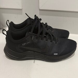 Nike women’s Black Low-Profile Running Sneakers